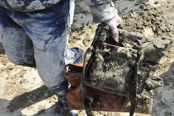 40 menit yang menegangkan ! Wanita ini dan mobilnya ditimbun semen satu truk