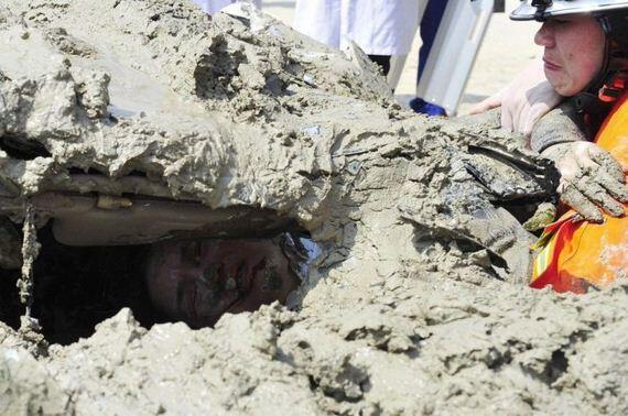 40 menit yang menegangkan ! Wanita ini dan mobilnya ditimbun semen satu truk