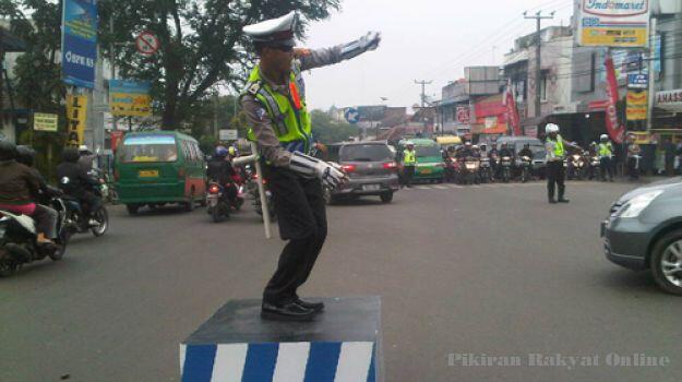 Untuk Mengatur Lalu Lintas, Polisi Polres Cimahi Pakai Gerakan Joget Dangdut