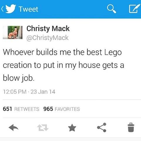 Perempuan ini menawarkan servis BJ bagi siapa saja yg memberikan kreasi lego terbaik