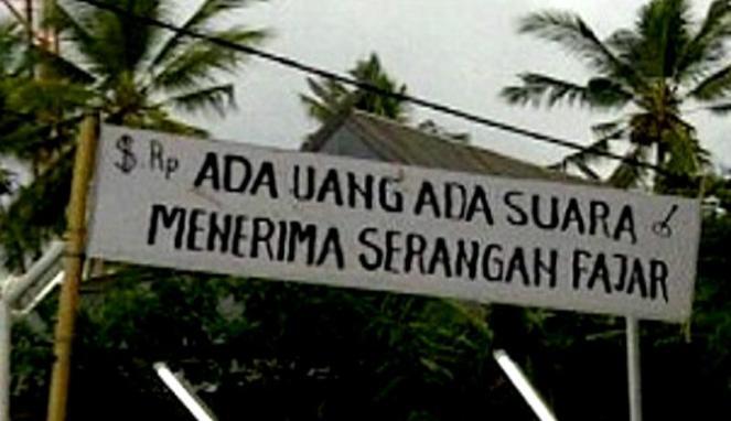 &#91;Kreatip..&#93; Spanduk &quot;Ada Uang Ada Suara, Menerima Serangan Fajar&quot; Bikin Bawaslu Cemas