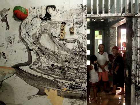 Banjir Surut, Muncul Lukisan Aneh di Tembok Rumah Warga