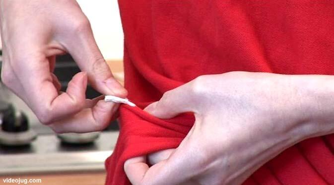 Tips Membersihkan Baju dari Noda Permen Karet