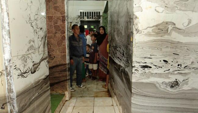 foto: unik! usai banjir, Rumah di jakarta ini dihiasi lukisan Abstrak