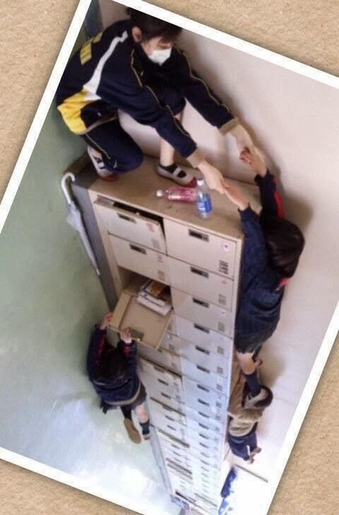 murid Jepang mengisi waktu luang di sekolah