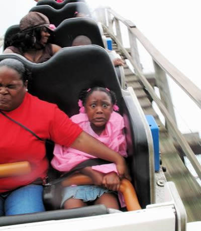 Ekspresi Orang-orang lagi naik Roler Coaster 