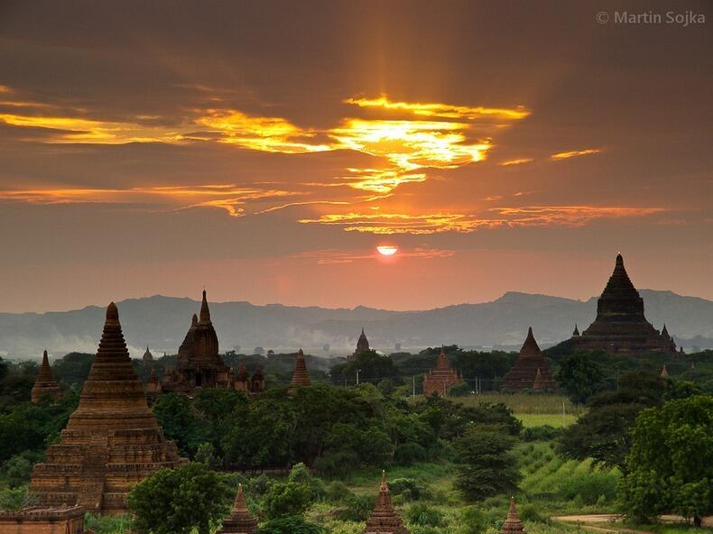 Menikmati Keindahan Ribuan Candi di Kota Kuno Bagan Myanmar