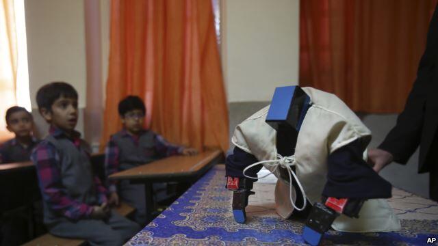 Guru di Iran Gunakan Robot untuk Mengajar Siswanya SHALAT 