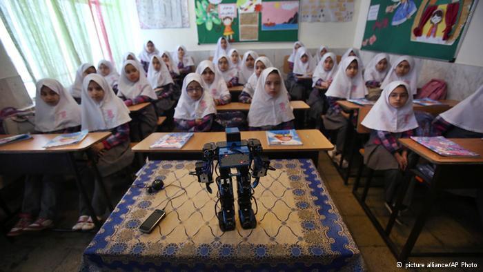Guru di Iran Gunakan Robot untuk Mengajar Siswanya SHALAT 