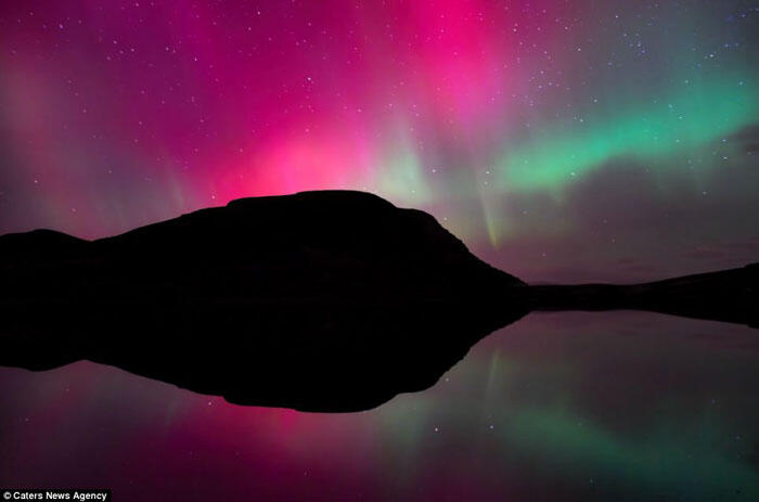 Pemandangan Spektakuler Aurora Borealis di Langit Inggris