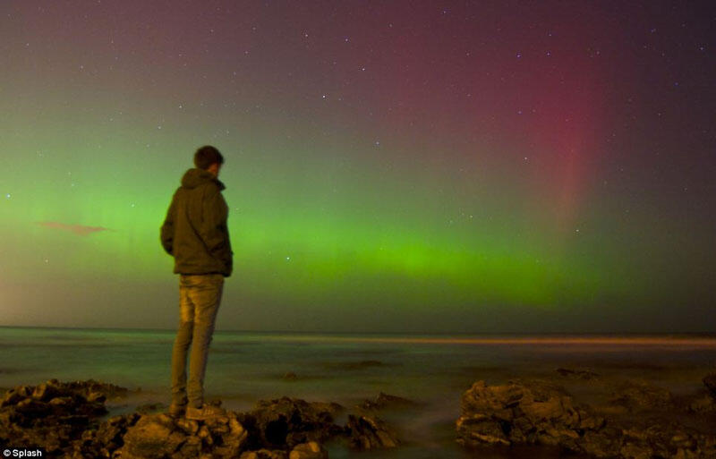 Pemandangan Spektakuler Aurora Borealis di Langit Inggris