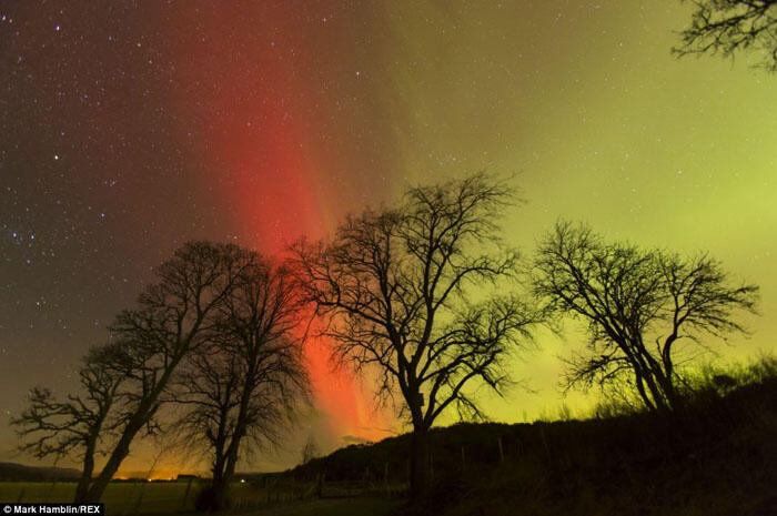 Pemandangan Spektakuler Aurora Borealis di Langit Inggris