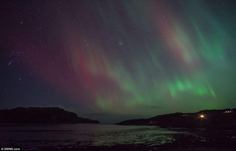 Pemandangan Spektakuler Aurora Borealis di Langit Inggris