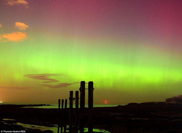Pemandangan Spektakuler Aurora Borealis di Langit Inggris