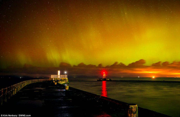 Pemandangan Spektakuler Aurora Borealis di Langit Inggris