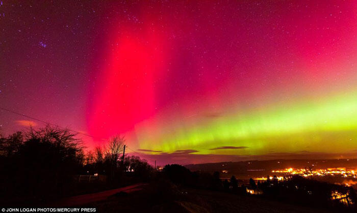 Pemandangan Spektakuler Aurora Borealis di Langit Inggris