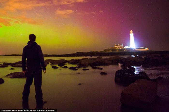 Pemandangan Spektakuler Aurora Borealis di Langit Inggris