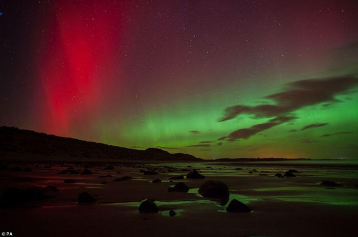 Pemandangan Spektakuler Aurora Borealis di Langit Inggris