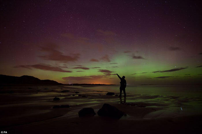Pemandangan Spektakuler Aurora Borealis di Langit Inggris