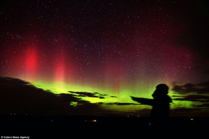 Pemandangan Spektakuler Aurora Borealis di Langit Inggris