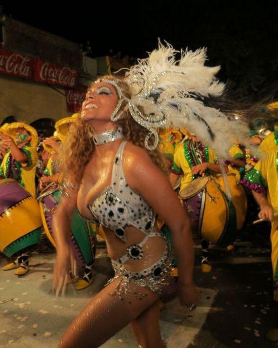 &quot; HOT &quot; Carnival girl, dari festival montevideo Uruguay ! ( Bocah cilik- lewat aja )