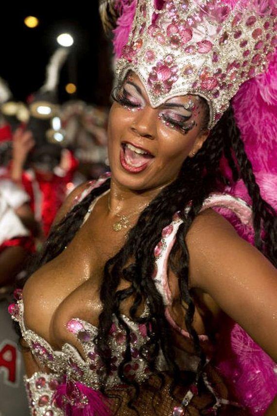 &quot; HOT &quot; Carnival girl, dari festival montevideo Uruguay ! ( Bocah cilik- lewat aja )