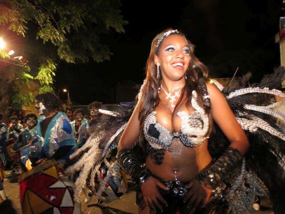 &quot; HOT &quot; Carnival girl, dari festival montevideo Uruguay ! ( Bocah cilik- lewat aja )