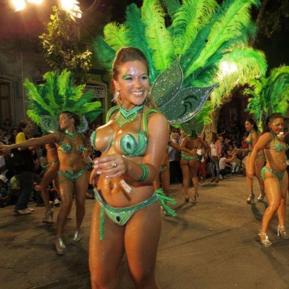 &quot; HOT &quot; Carnival girl, dari festival montevideo Uruguay ! ( Bocah cilik- lewat aja )