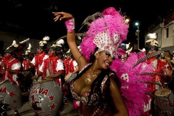 &quot; HOT &quot; Carnival girl, dari festival montevideo Uruguay ! ( Bocah cilik- lewat aja )