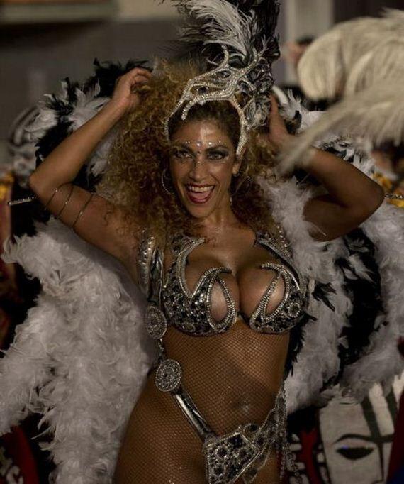 &quot; HOT &quot; Carnival girl, dari festival montevideo Uruguay ! ( Bocah cilik- lewat aja )