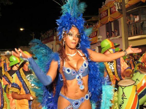 &quot; HOT &quot; Carnival girl, dari festival montevideo Uruguay ! ( Bocah cilik- lewat aja )