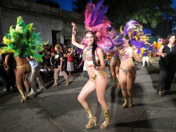 &quot; HOT &quot; Carnival girl, dari festival montevideo Uruguay ! ( Bocah cilik- lewat aja )