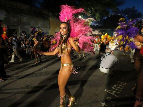 &quot; HOT &quot; Carnival girl, dari festival montevideo Uruguay ! ( Bocah cilik- lewat aja )