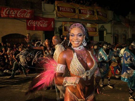 &quot; HOT &quot; Carnival girl, dari festival montevideo Uruguay ! ( Bocah cilik- lewat aja )