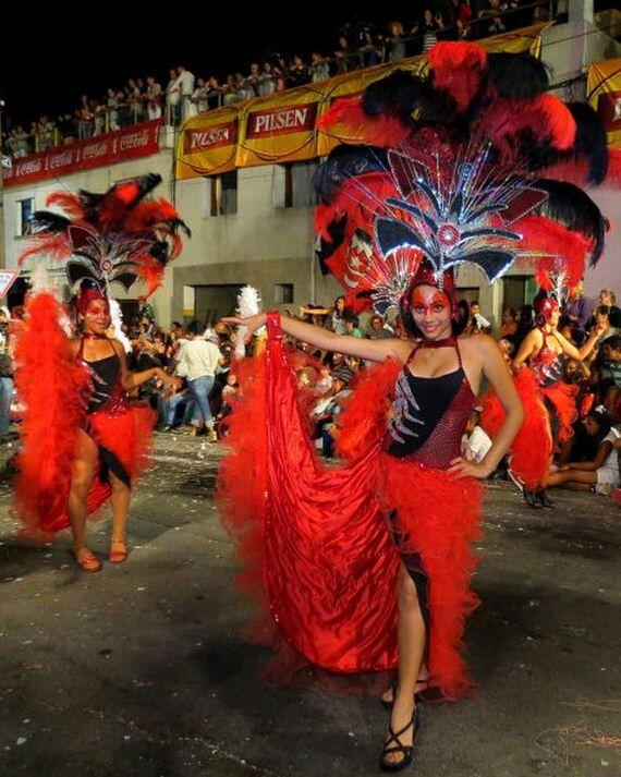 &quot; HOT &quot; Carnival girl, dari festival montevideo Uruguay ! ( Bocah cilik- lewat aja )