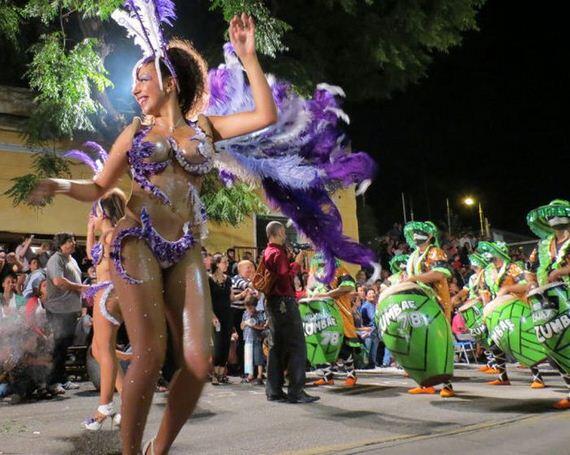 &quot; HOT &quot; Carnival girl, dari festival montevideo Uruguay ! ( Bocah cilik- lewat aja )