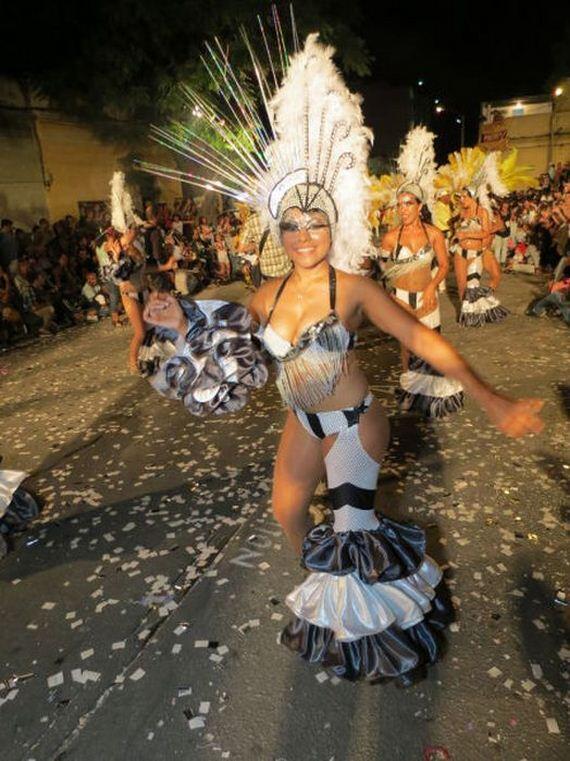 &quot; HOT &quot; Carnival girl, dari festival montevideo Uruguay ! ( Bocah cilik- lewat aja )