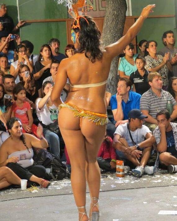 &quot; HOT &quot; Carnival girl, dari festival montevideo Uruguay ! ( Bocah cilik- lewat aja )