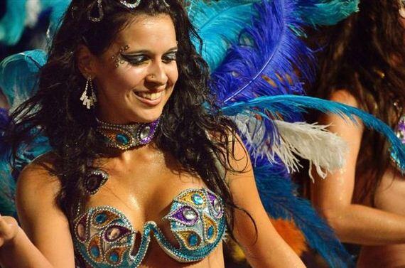 &quot; HOT &quot; Carnival girl, dari festival montevideo Uruguay ! ( Bocah cilik- lewat aja )