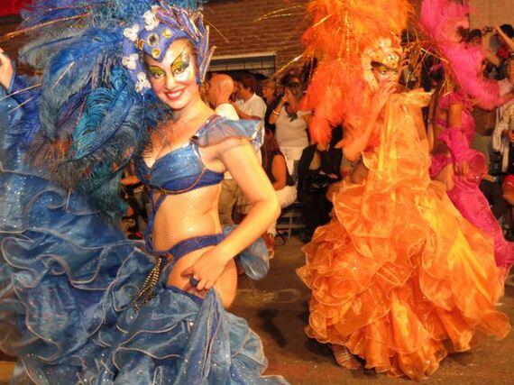 &quot; HOT &quot; Carnival girl, dari festival montevideo Uruguay ! ( Bocah cilik- lewat aja )