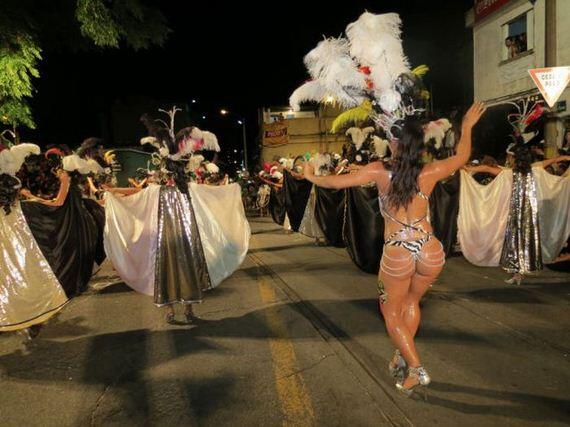 &quot; HOT &quot; Carnival girl, dari festival montevideo Uruguay ! ( Bocah cilik- lewat aja )