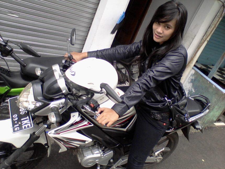 Cewek di atas motor (cewek masuk ajaaa)