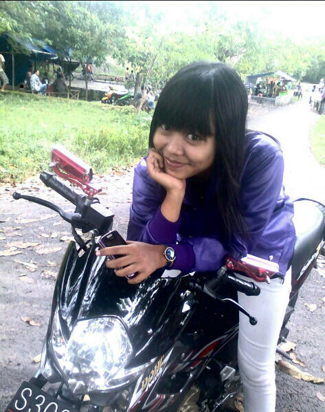 Cewek di atas motor (cewek masuk ajaaa)