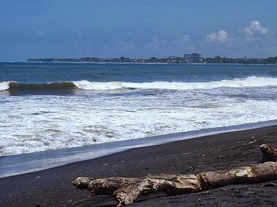 9 Pantai Berpasir Hitam nan Eksotis