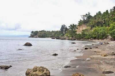 9 Pantai Berpasir Hitam nan Eksotis