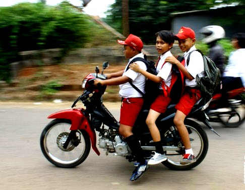 Pengendara motor ini menyindir ane untuk safety ridding gan