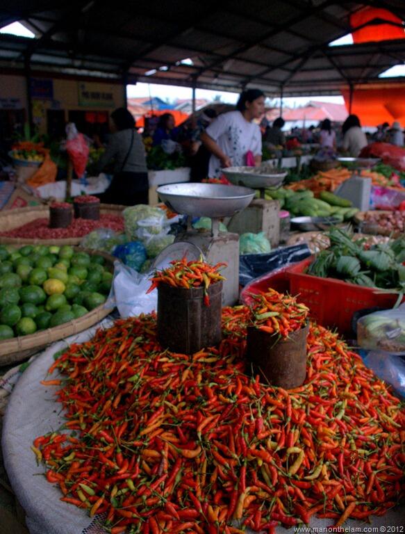 Bule mual mual di horror nya pasar tradisional Kota Tomohon, Sulawesi Utara