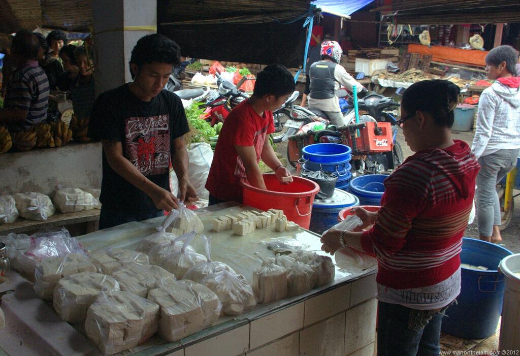 Bule mual mual di horror nya pasar tradisional Kota Tomohon, Sulawesi Utara