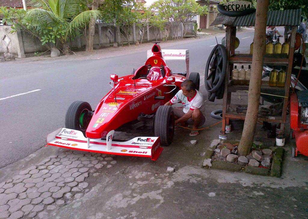 Kerenz nih kk.. : Pria Lombok Ciptakan Ferrari F1-nya Sendiri!