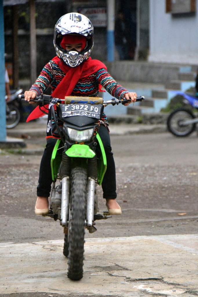 Cewek di atas motor (cewek masuk ajaaa)